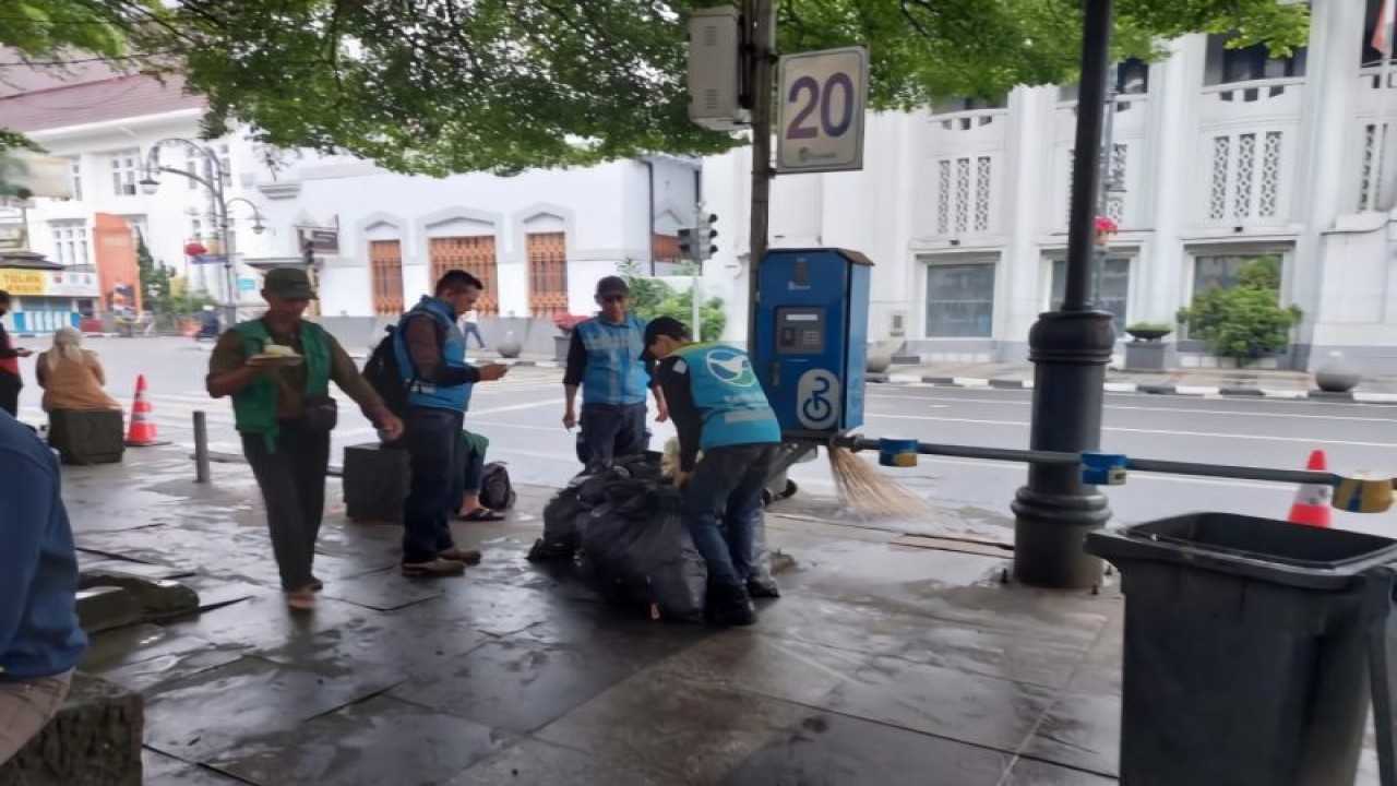 Petugas kebersihan saat bekerja membersihkan kawasan sekitar Alun-alun Kota Bandung Jawa Barat. ANTARA/HO-Pemkot Bandung.