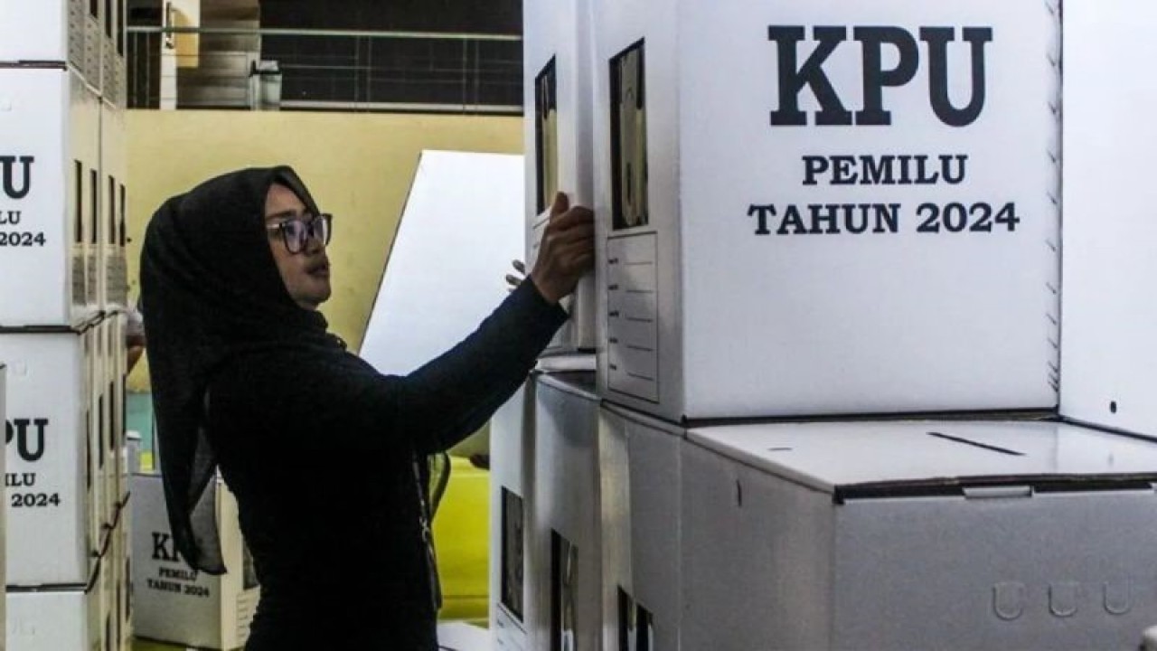 Petugas merapikan logistik kotak suara Pemilu 2024 di GOR Tanah Abang, Jakarta, Selasa (2/1/2024). ANTARA/Bayu Pratama Syahputra.