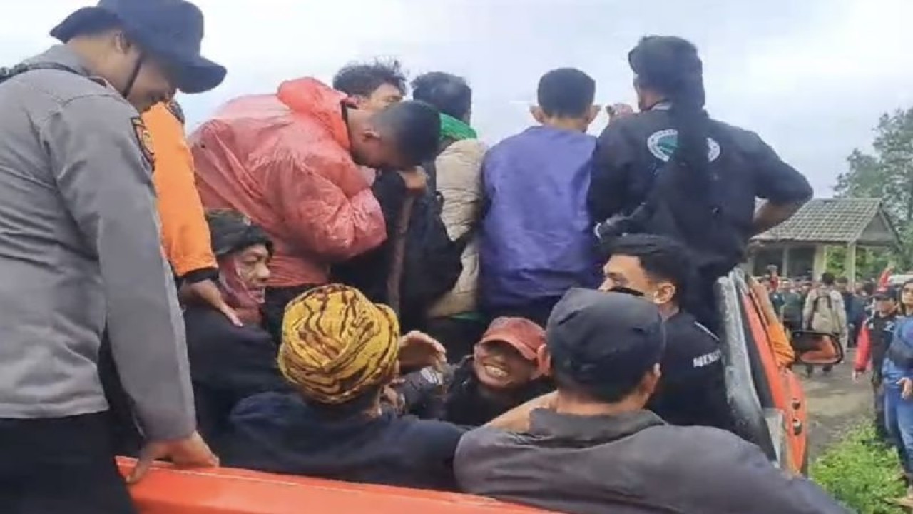 Petugas SAR menemukan 16 orang yang tersesat di Gunung Gede Pangrango, Jawa Barat, Senin (29/1/2024). (ANTARA/HO Basarnas)