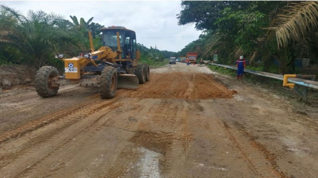Aktivitas perbaikan jalan di Kotabatak, Kabupaten Kampar, Riau oleh PT Pertamina Hulu Rokan (PHR) WK Rokan baru baru ini. ANTARA/HO-Humas PT PHR.