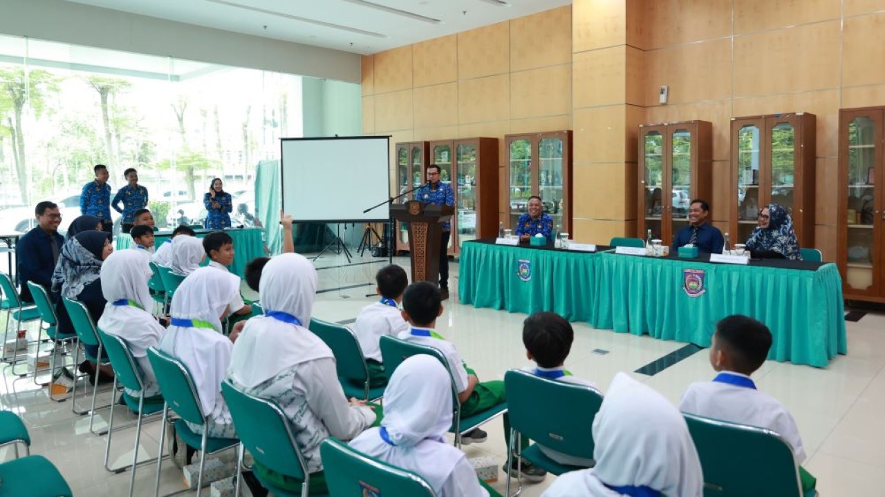Wakil Wali Kota Tangsel Pilar Saga Ichsan memberikan dukungan dan motivasi kepada peserta Olimpiade matematika tingkat Asia dari SD Al-Azhar BSD yang akan berlaga di Singapura. (Foto: Istimewa/Pemkot Tangsel)