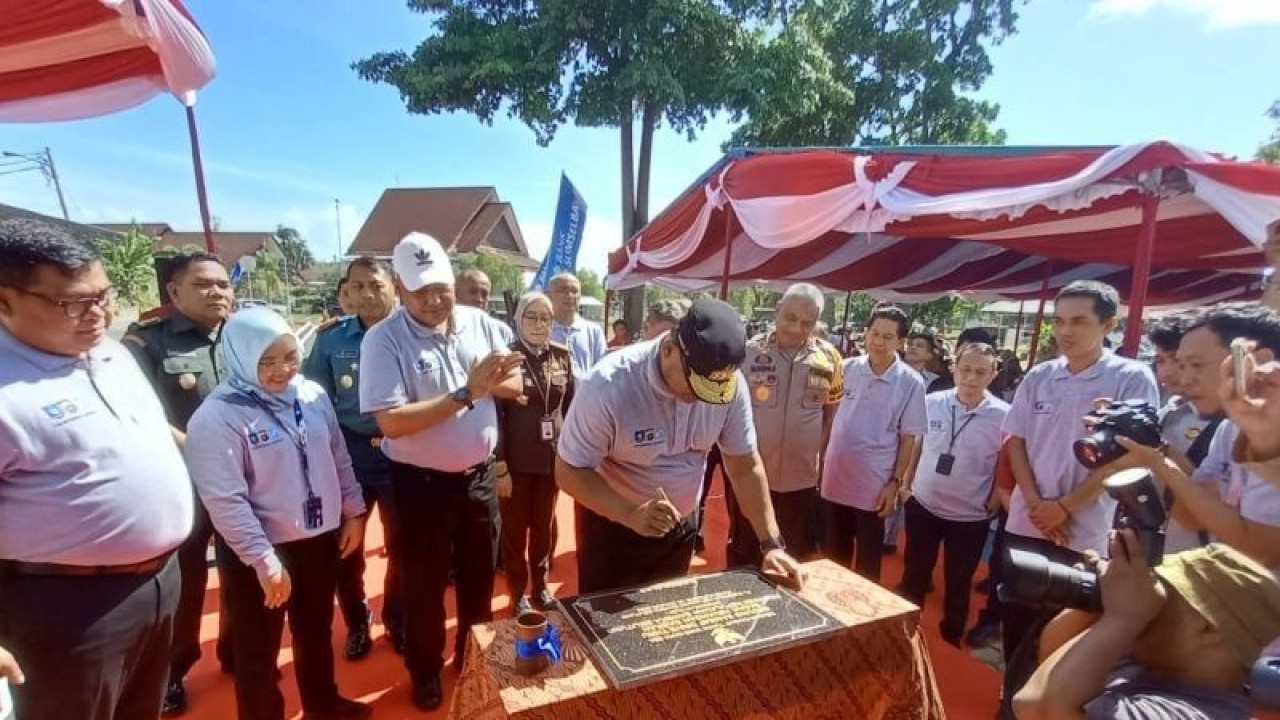 Penjabat Gubernur Kepulauan Babel Safrizal ZA menandatangani peresmian Gedung Samsat Drive Rhru Babel di Pangkalpinang, Selasa (30/1/2024) (ANTARA/ HO-Aprionis)