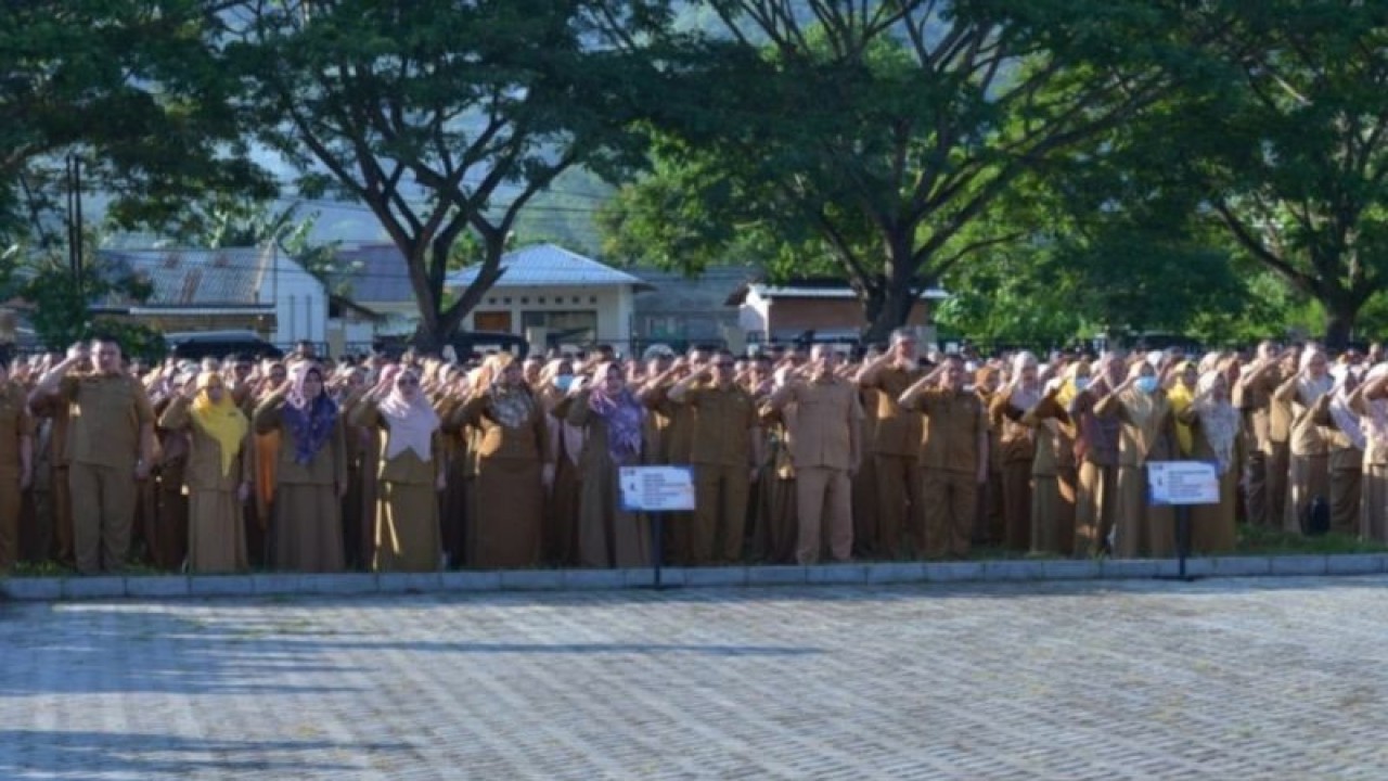 ASN Pemprov Gorontalo mengikuti pertemuan perdana Tahun 2024 di halaman Museum Purbakala, Selasa (2/1/2024). ANTARA/HO-Diskominfotik Provinsi Gorontalo.