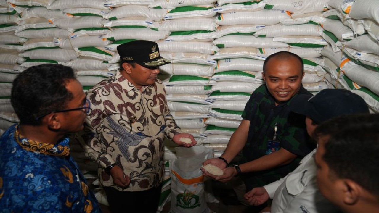 Pj Gubernur Sulsel Bahtiar Baharuddin (dua kiri) mengecek persediaan beras di Gedung Bulog Makassar.ANTARA/HO-Humas Pemprov Sulsel
