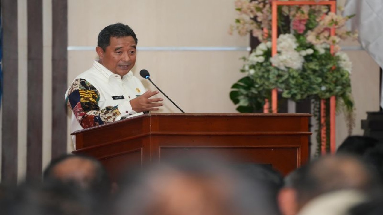 Penjabat Gubernur Sulsel Bahtiar Baharuddin di hadapan seluruh Ketua OSIS se-Sulsel, Kepala UPT Dinas Pendidikan Sulsel dan jajaran Forkopimda Sulsel, pada pelaksanaan Deklarasi Pemilu Damai, di Makassar, Senin (29/01/2024). ANTARA/HO-Humas Pemprov Sulsel