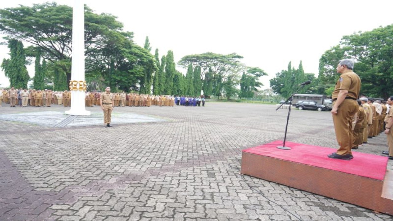 Pj Sekda Sulsel Andi Muhammad Arsjad, saat motivasi ASN pada apel pagi awal tahun 2024 di Makassas, Selasa,(2/1/2024). ANTARA/HO-Humas Pemprov Sulsel.