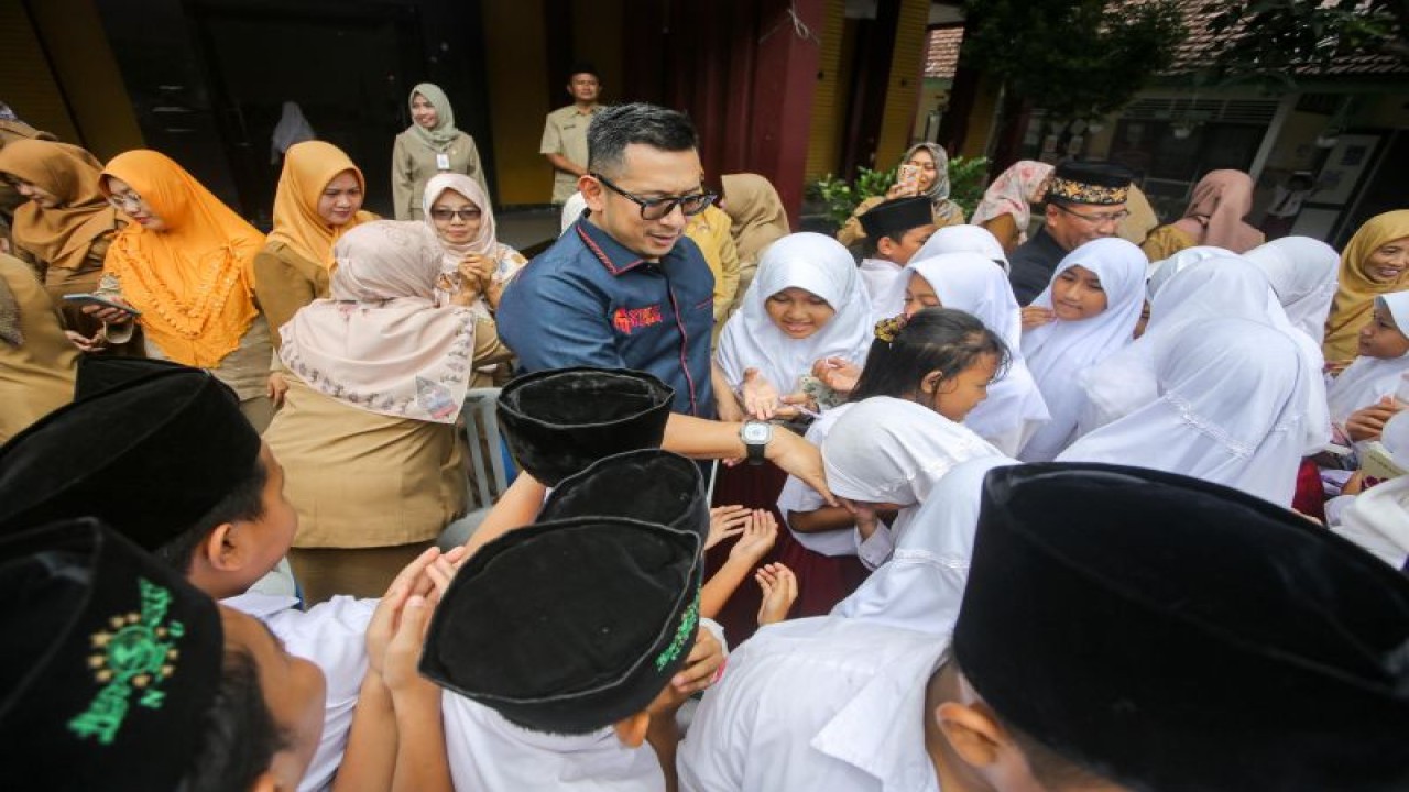 Pj Wali Kota Mojokerto Ali Kuncoro saat bertemu dengan para siswa di kota setempat. ANTARA/HO-Pemkot Mojokerto