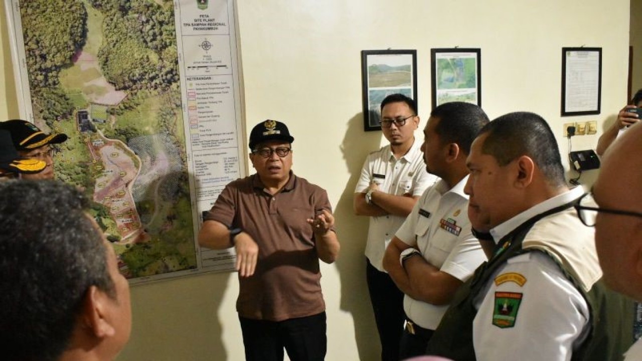 Pj Wali Kota Payakumbuh instruksikan sewa armada untuk buang sampah ke TPA Padang. (ANTARA/HO-Pemkot Payakumbuh)