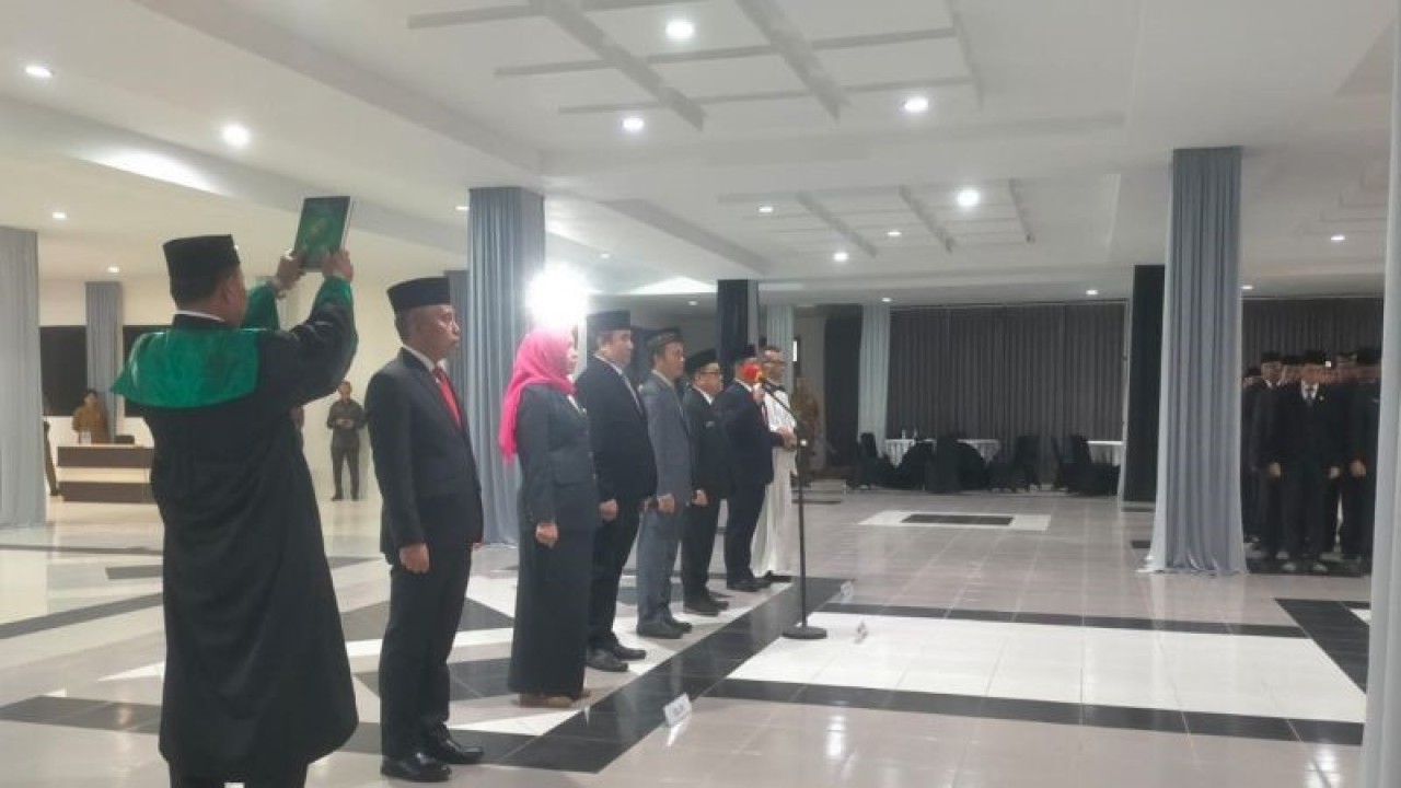 Pj Wali Kota Singkawang Sumastro mengambuil sumpah/janji enam kepala OPD yang di mutasi (ANTARA/HO-Rudi)
