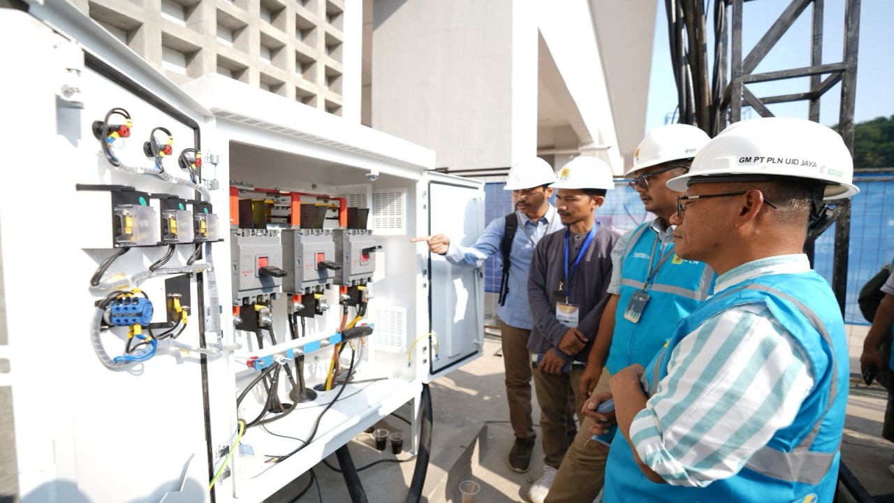 General Manager PLN UID Jakarta Raya, Lasiran (kanan) memantau kesiapan peralatan yang disiapkan untuk mengamankan pasokan listrik pada malam Tahun Baru 2024/ist