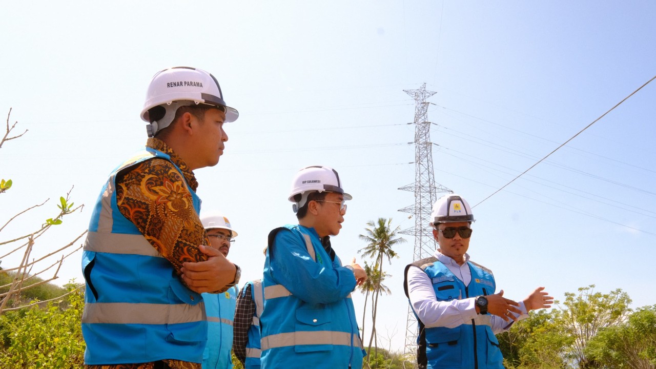 Petugas PLN tengah berkoordinasi guna memastikan jaringan SUTT siap diberikan tegangan di Kota Palu, Sulawesi Tengah. Foto ( Istimewa)