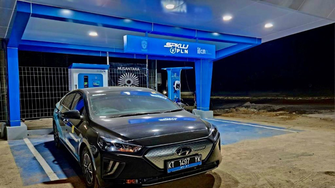 PLN menghadirkan SPKLU fast charging di Kantor Gubernur Kalimantan Selatan. Foto ( Humas PLN)