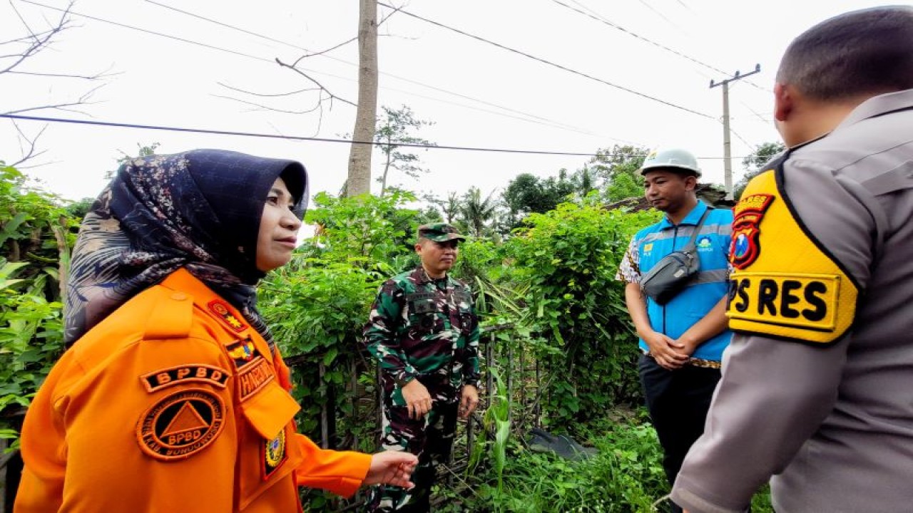 Pj Sekda Bondowoso Haeriyah Yuliati, Kapolres Bondowoso dan Dandim 0822 berkoordinasi dengan Manajer UP Wonosari di lokasi terdampak bencana puting beliung. Jumat (19/1/2024). (ANTARA/Novi Husdinariyanto)