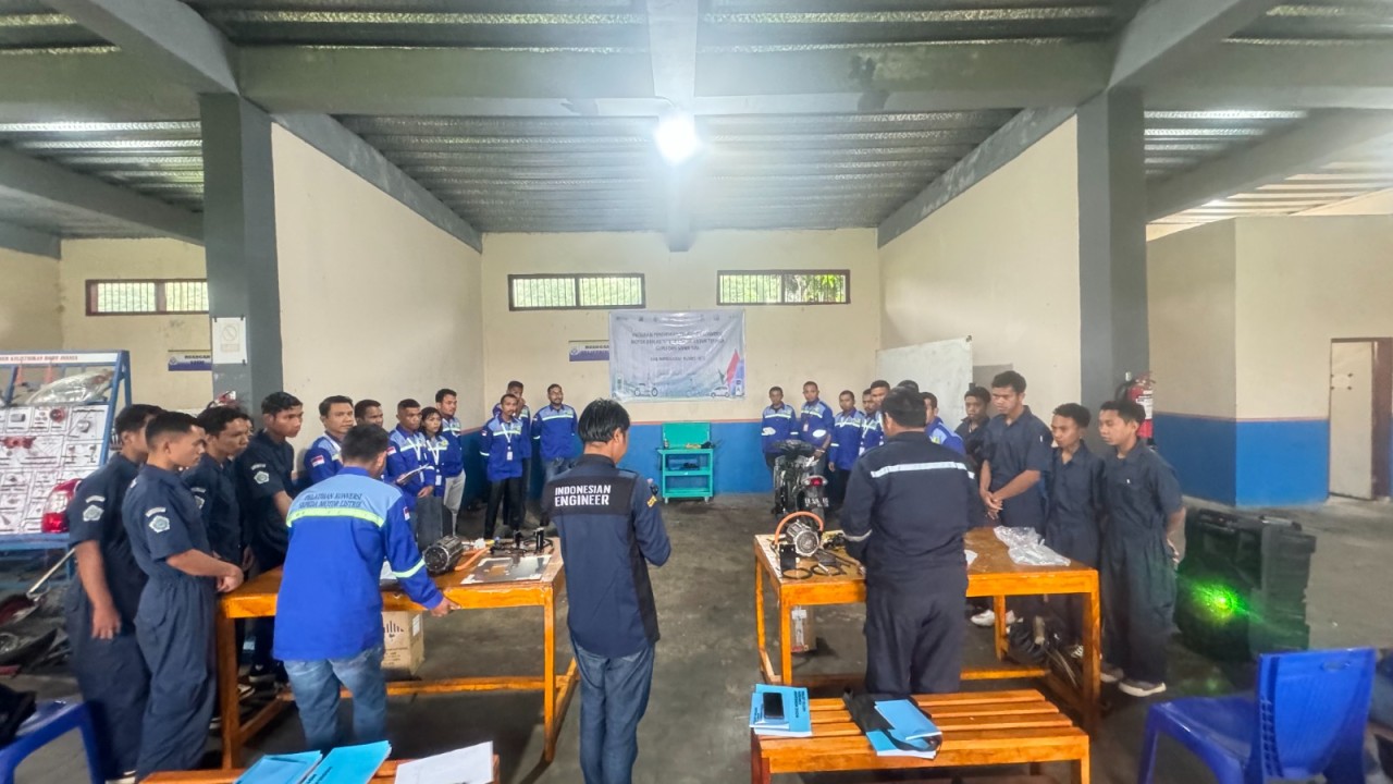 Program pelatihan konversi motor BBM ke Kendaraan Bermotor Listrik Berbasis Baterai (KBLBB) di SMK Santu Aloysius Ruteng, Kabupaten Manggarai, NTT. Foto (Humas PLN UIP Nusra)