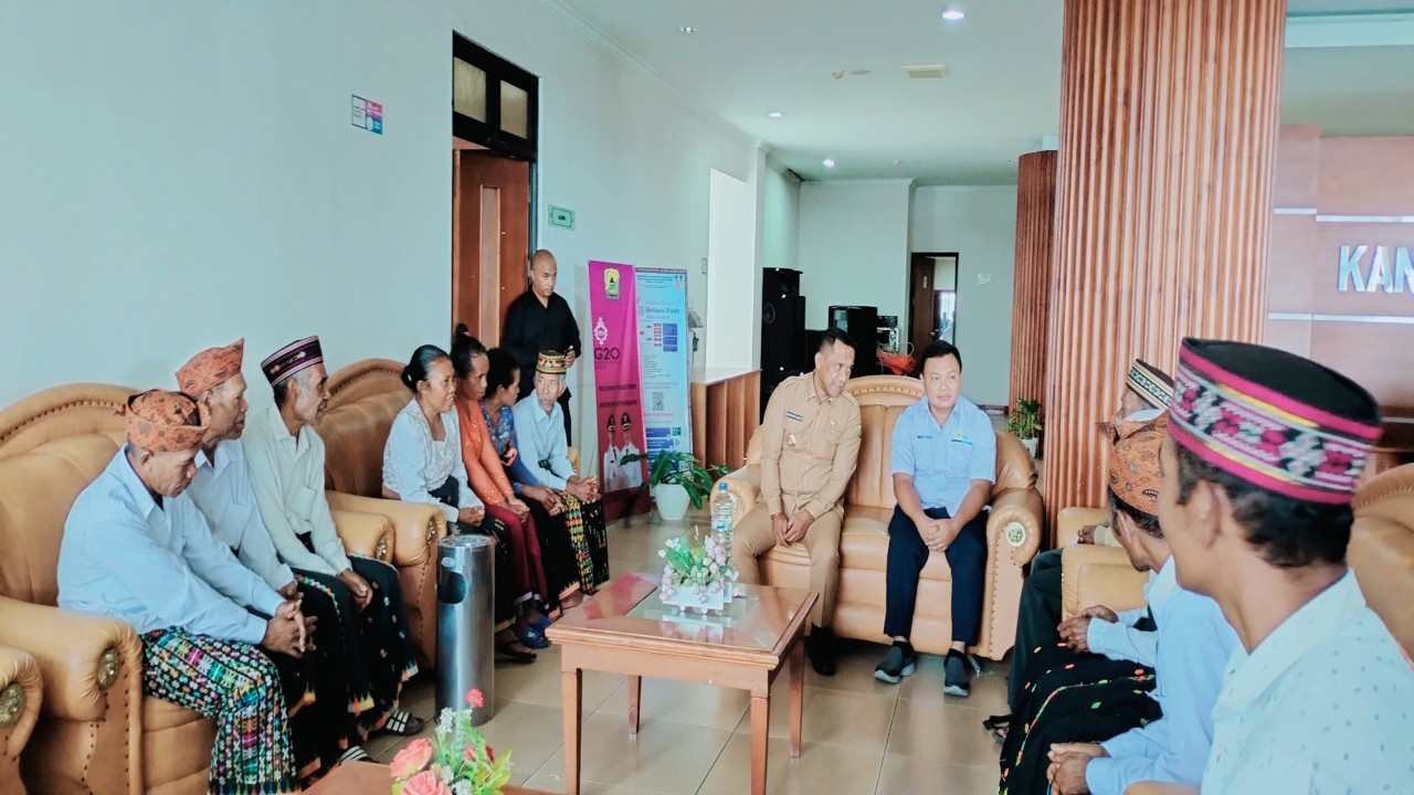 Warga Poco Leok saat menyambangi kantor PT PLN (Persero) Unit Pelaksana Proyek Ketenagalistrikan (UPPK) Flores pada Senin, 29 Januari 2024. Foto ( Humas PLN UIP Nusra)