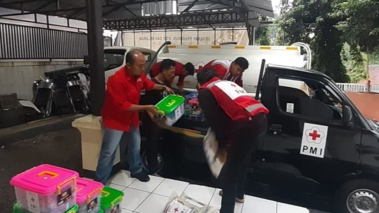 Relawan Palang Merah Indonesia (PMI) Kabupaten Cianjur, Jawa Barat, distribusikan logistik untuk membantu korban gempa di Kabupaten Sumedang, Selasa (2/1/2024).(ANTARA/Ahmad Fikri). (Ahmad Fikri)