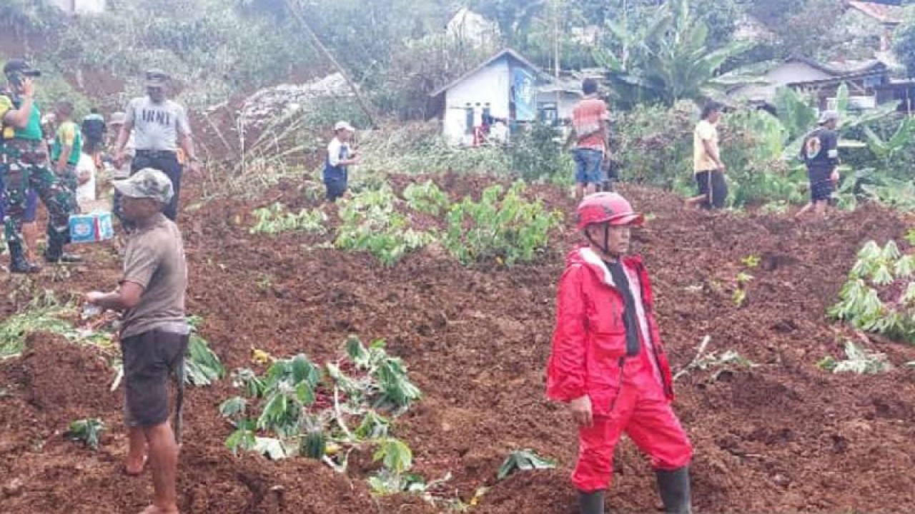 Personel PMI Kabupaten Sukabumi dikerahkan untuk membantu penyintas bencana tanah longsor di Kampung Cibatuhilir RT 001/011, Desa Sekarwangi, Kecamatan Cibadak, Kabupaten Sukabumi, Jawa Barat pada Rabu (24/1/2024). ANTARA/Aditya Rohman