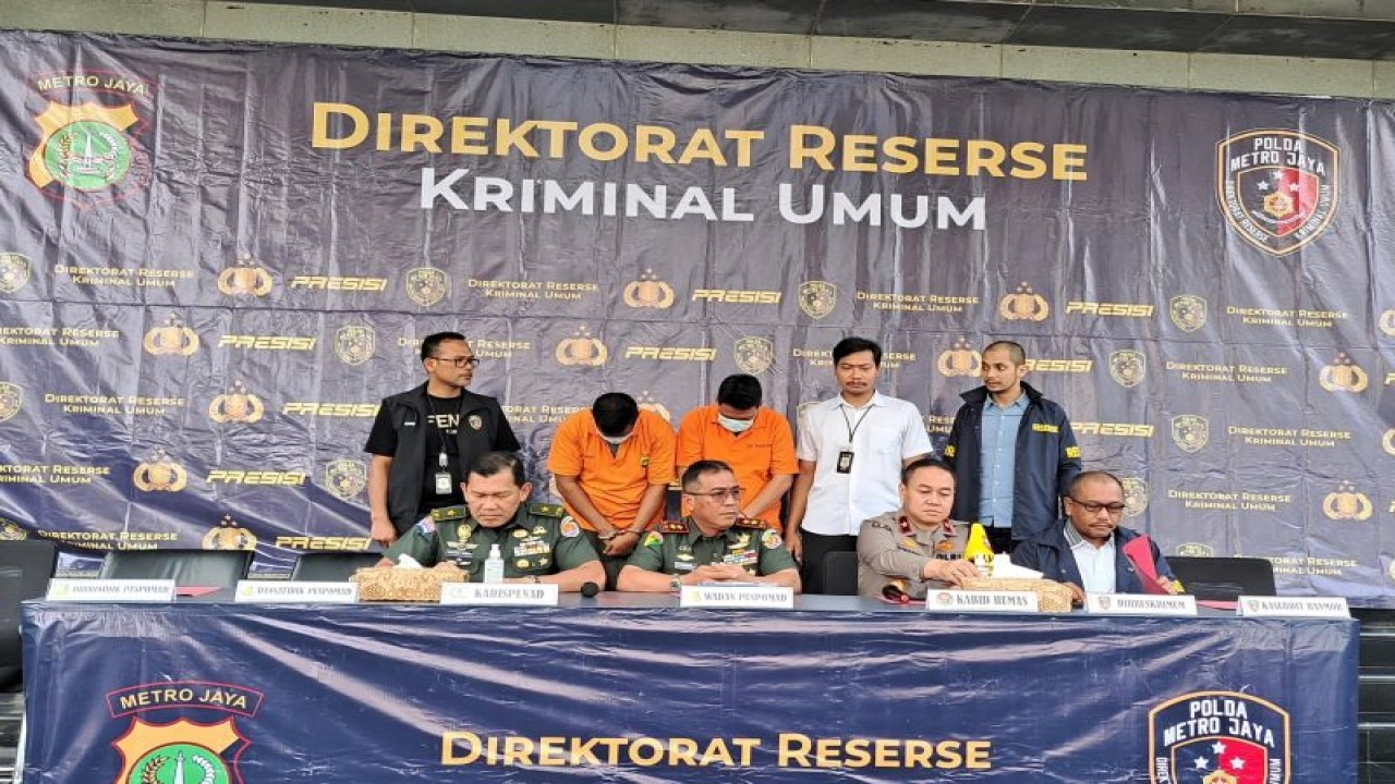 Kepala Dinas Penerangan TNI Angkatan Darat (Kadispenad) Brigjen TNI Kristomei Sianturi (kiri) bersama Wakil Komandan Puspom TNI AD, Mayjen TNI Eka Wijaya Permana (kedua kiri), Kabid Humas Polda Metro Jaya Brigjen Pol Trunoyudo Wisnu Andiko (kedua kanan) dan Direktur Reserse Kriminal Umum Polda Metro Jaya Kombes Pol Wira Satya Triputra (kanan) dalam konferensi pers di Jakarta, Rabu (10/1/2024). ANTARA/Ilham Kausar