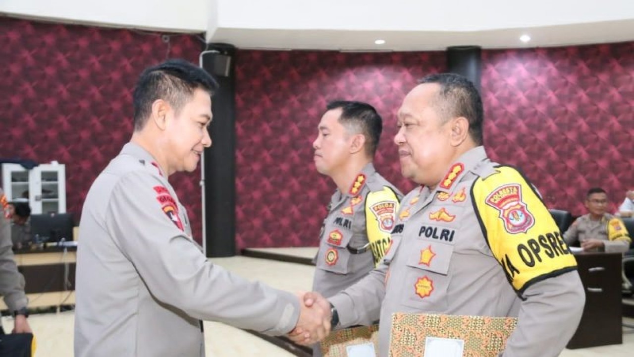 Kapolda Kaltara Irjen Pol. Daniel Adityajaya (kiri) menyalami Kapolresta Bulungan Kombes Pol. Agus Nugraha usai menyerahkan dokumen Rencana Kerja dan Anggaran (RKA) di Mapolda Kaltara di Tanjung Selor, Kabupaten Bulungan, Senin (22/1/2023). ANTARA/HO-Polda Kaltara.