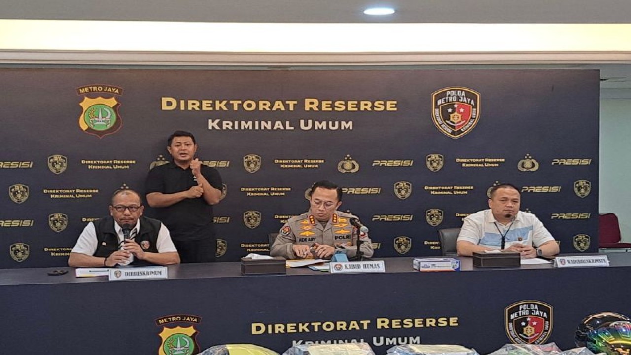 Dirreskrimum Polda Metro Jaya Kombes Pol Wira Satya Triputra bersama Kabid Humas Polda Metro Jaya Kombes Pol Ade Ary Syam Indradi (tengah) dan Wadirreskrimum Polda Metro Jaya AKBP Hendri Umar (kanan) saat konferensi pers di Jakarta, Rabu (31/1/2024). ANTARA/Ilham Kausar
