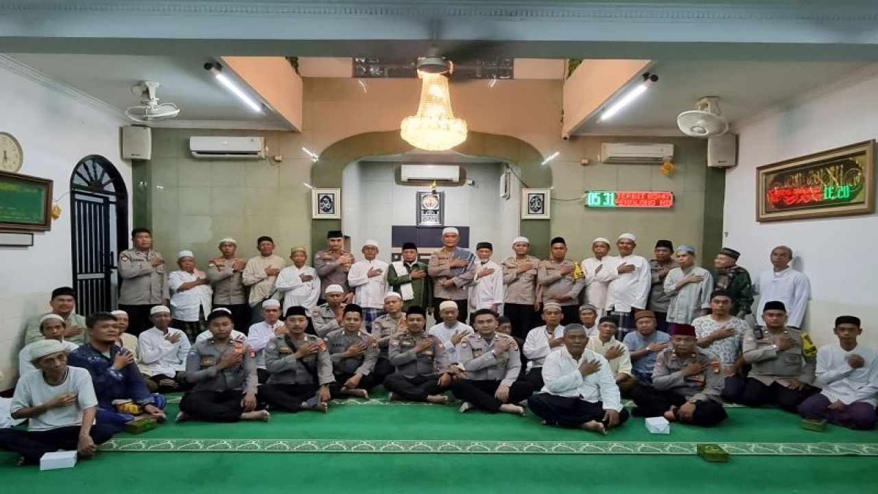 Anggota Direktorat Binmas Polda Metro Jaya saat melaksanakan program Kegiatan Sholat Subuh Keliling (SULING) di Masjid Al-Islah, Senen, Jakarta Pusat, Rabu (17/1/2024). ANTARA/HO-Humas Polda Metro Jaya