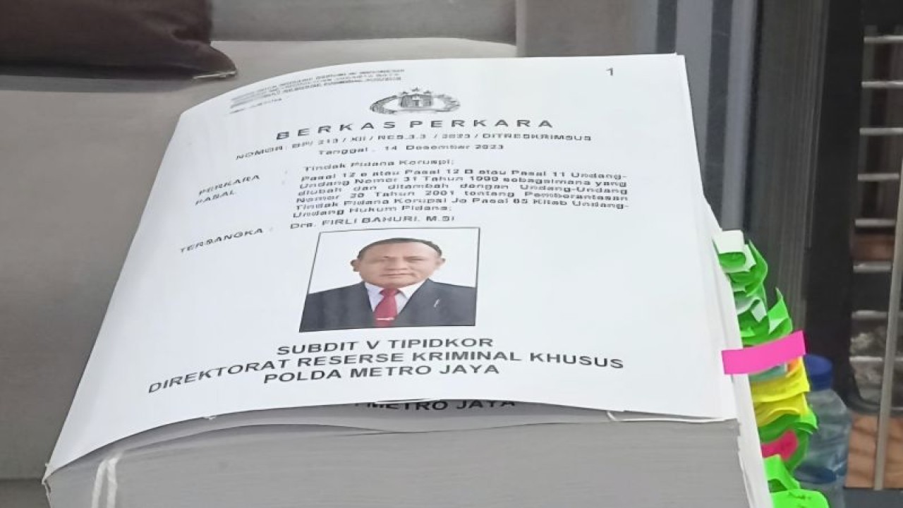 Berkas Perkara kasus ketua KPK non aktif Firli Bahuri yang diserahkan Ditreskrimsus Polda Metro Jaya ke Kejati DKI Jakarta, Jumat (15/12/2023). ANTARA/HO-Ditreskrimsus Polda Metro Jaya