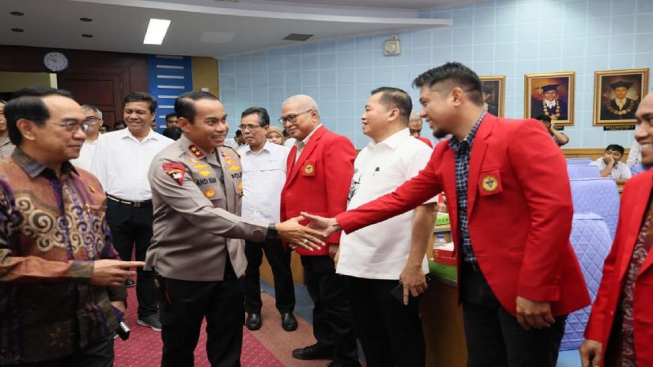 Kapolda Sulsel Irjen Pol Andi Rian R Djajadi di sela kunjungannya ke Universitas Hasanuddin untuk mensosialisasikan program tilang elektronik, di Makassar, Selasa (23/1/2024). ANTARA/HO-Polda Sulsel.
