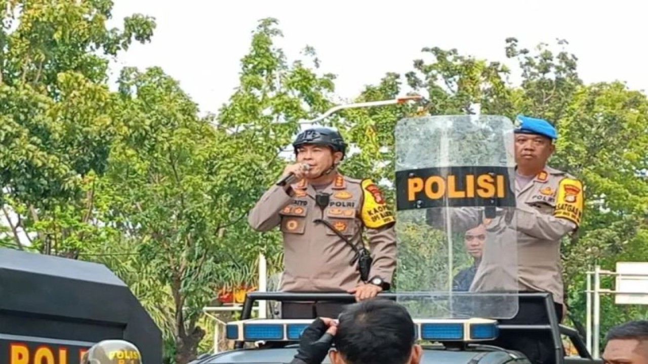 Arsip Foto - Kapolres Metro Jakarta Pusat Kombes Polisi Susatyo Purnomo Condro saat pengamanan massa di Jalan Medan Merdeka Selatan, Jakarta Pusat, Selasa (21/11/2023). (ANTARA/Siti Nurhaliza)
