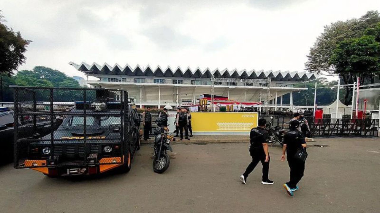 Sejumlah polisi berjaga di depan pintu masuk tamu VIP debat capres di Istora Senayan, Gelora Bung Karno, Jakarta, Minggu (7/1/2024). (ANTARA/Bayu Pratama Syahputra)