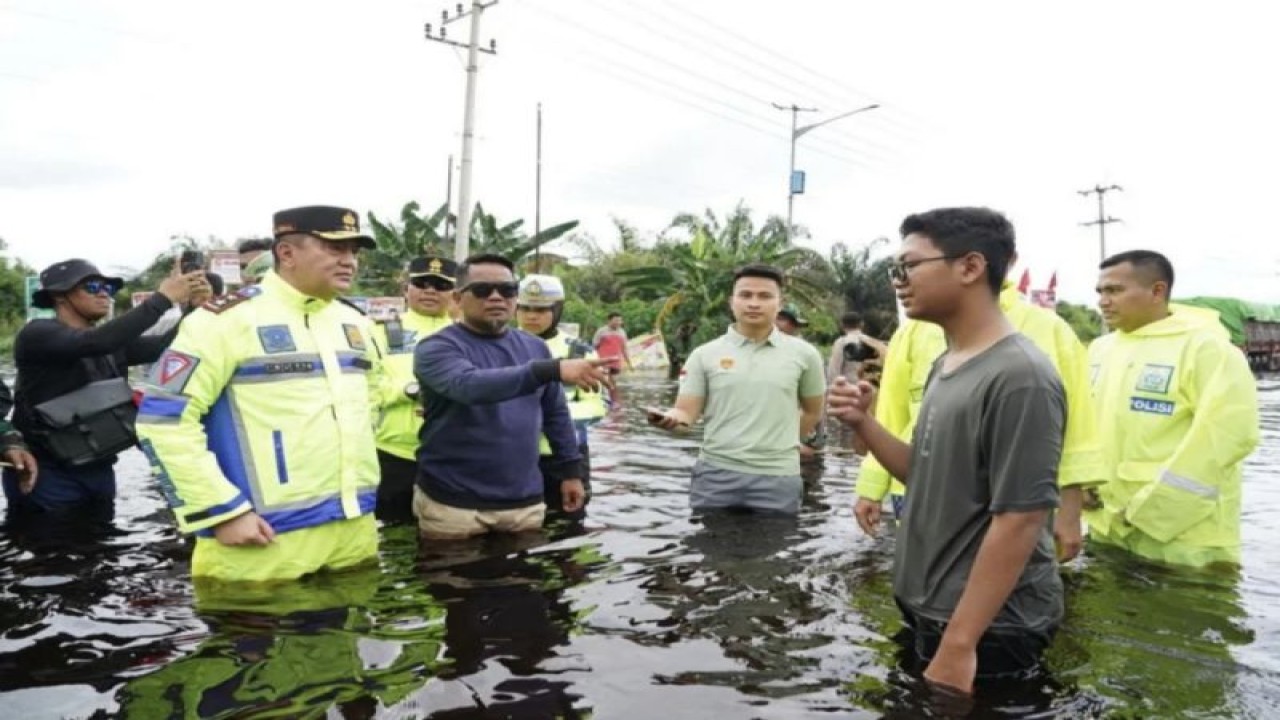 Kapolda Riau Irjen Pol Mohammad Iqbal saat melihat langsung lokasi banjir di Pelalawan.ANTARA/HO-Polda Riau