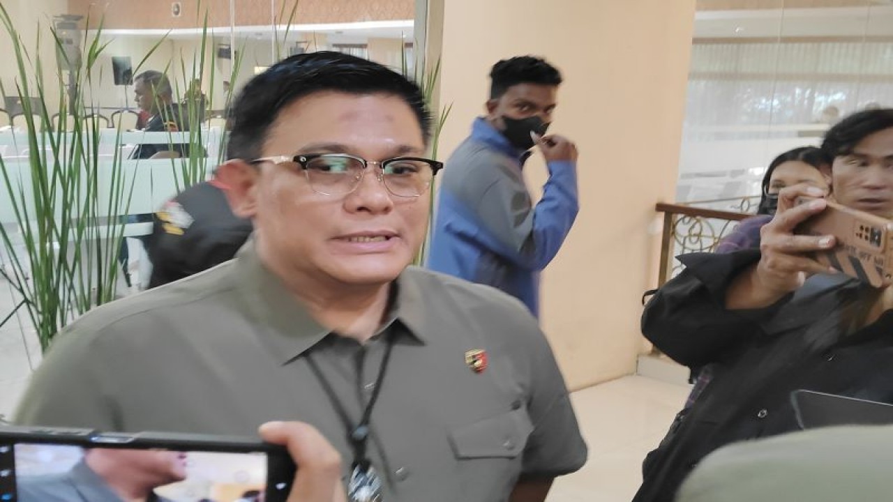 Dirreskrimsus Polda Metro Jaya Kombes Pol Ade Safri Simanjuntak saat ditemui di Polda Metro Jaya, Kamis (28/12/2023). (ANTARA/Ilham Kausar)