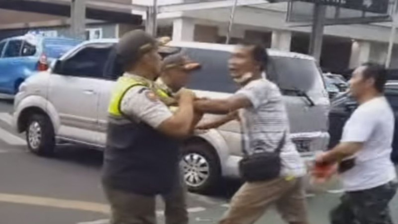 Tangkapan layar dua anggota Satpol PP dikeroyok sejumlah orang tak dikenal di depan pusat perbelanjaan, Menteng, Jakarta Pusat, Minggu (31/12/2023). ANTARA/Instagram/@balewartawanjakpus10