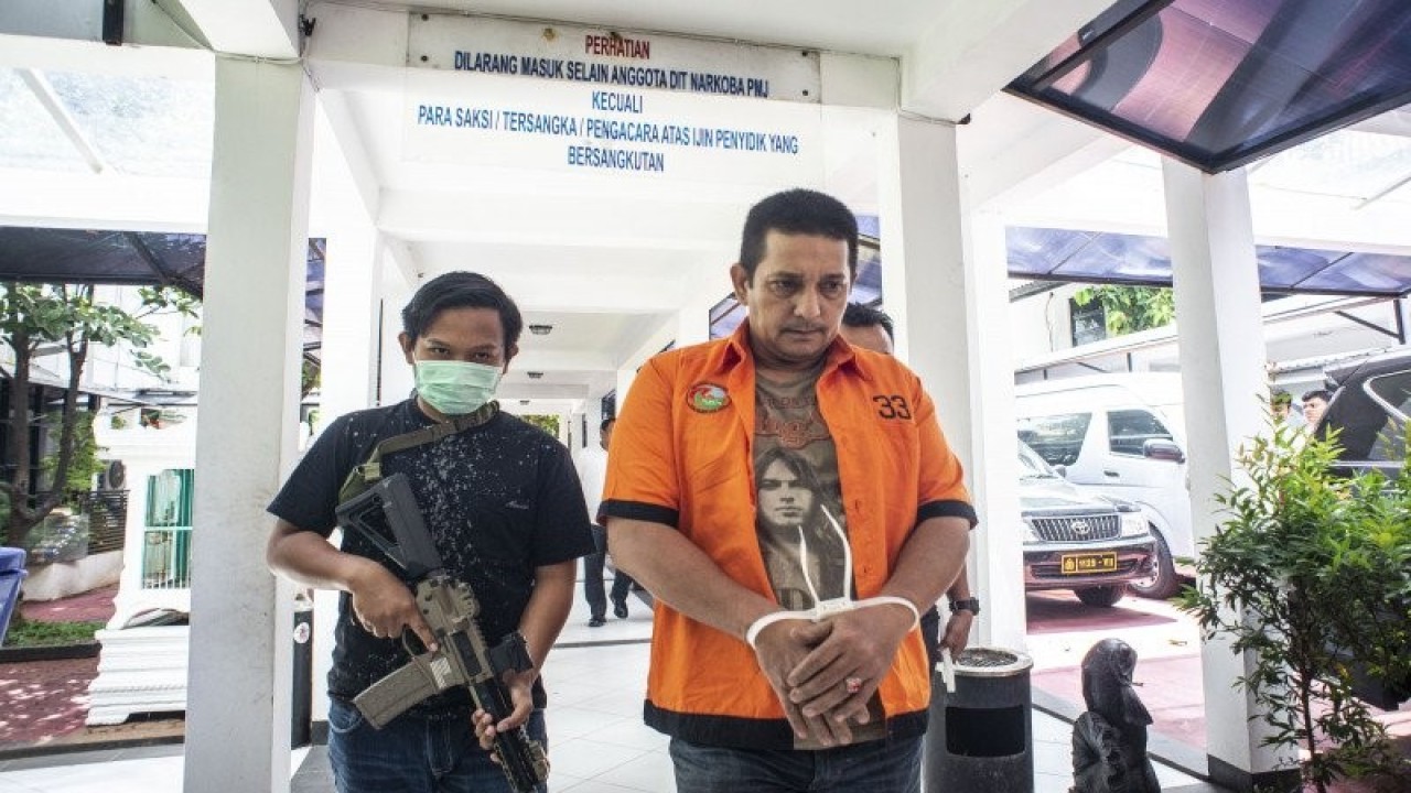 Tersangka aktor Ibrahim Salahuddin alias Ibra Azhari (kanan) dihadirkan dalam rilis penyalahgunaan narkotika di Dit Resnaroba Polda Metro Jaya, Jakarta, Senin (23/12/2019). Subdit II Dit Resnarkoba Polda Metro Jaya berhasil mengungkap dua kasus penyalahgunaan narkotika dengan barang bukti berupa 1.010 gram sabu, 22 butir ekstasi, 5,84 gram sabu, 6 butir happy five, dan 45,8 gram heroin serta mengamankan tujuh orang tersangka salah satunya aktor Ibra Azhari. ANTARA FOTO/Aprillio Akbar/hp.