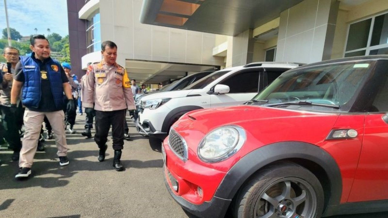 Kapolda Jateng Irjen Pol.Ahmad Luthfi mengecek mobil yang diamankan dari para penadah asal Pati di Mapolda Jateng di Semarang, Selasa. ANTARA/I.C. Senjaya.