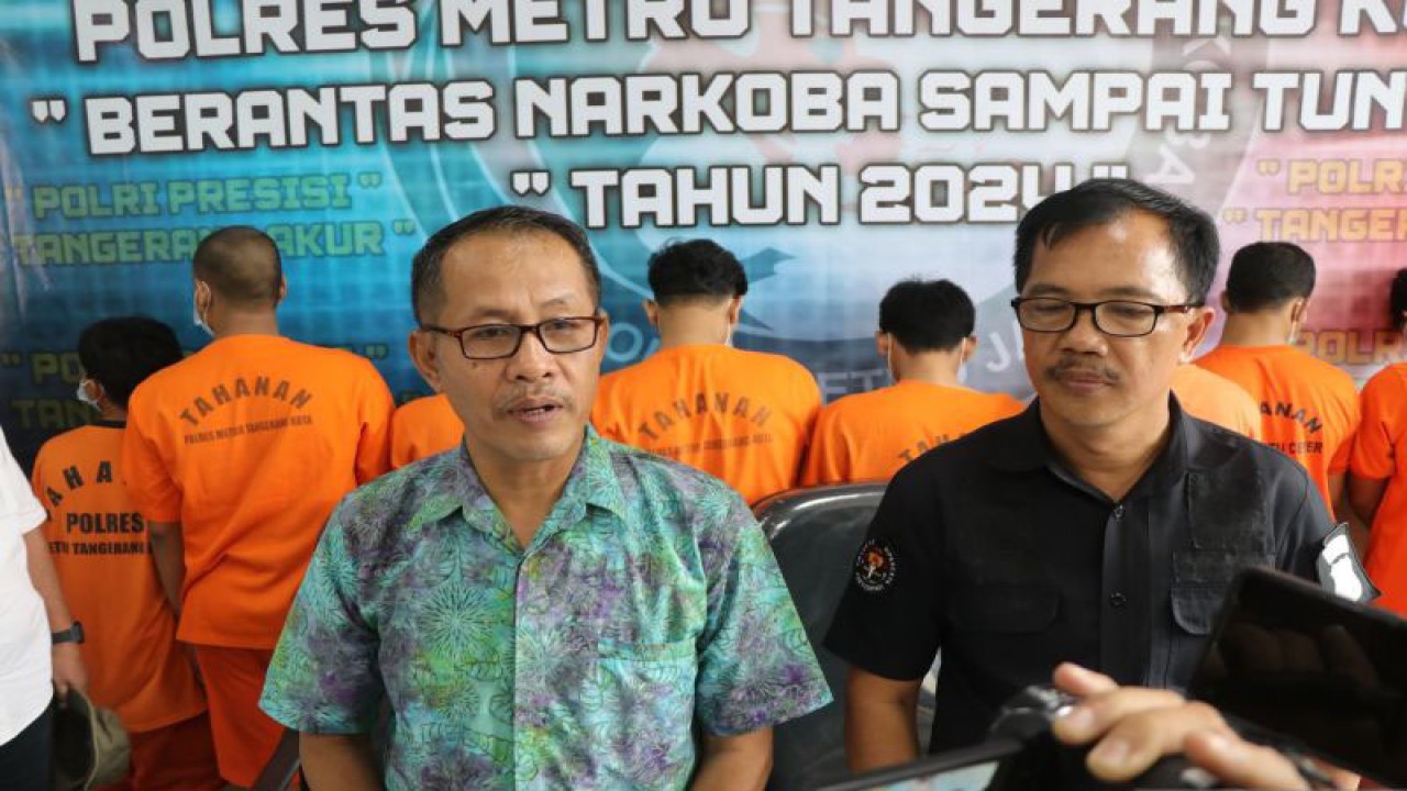 Kasat Narkoba Polres Metro Tangerang Kota Kompol Zazali Haryono memberikan keterangan pers terkait pengungkapan penjualan obat terlarang dari toko kosmetik dan sembako di wilayah Kota Tangerang serta berhasil menangkap 14 orang tersangka dalam acara keterangan pers di Mapolres Metro Tangerang Kota, Jumat (19/1/2024). ANTARA/Irfan