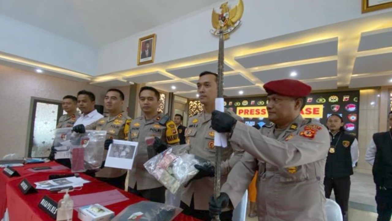 Polisi menunjukkan barang bukti alat kejahatan untuk pencurian barang minimarket di Kabupaten Garut, Jawa Barat, Rabu (24/1/2023). (ANTARA/Feri Purnama)