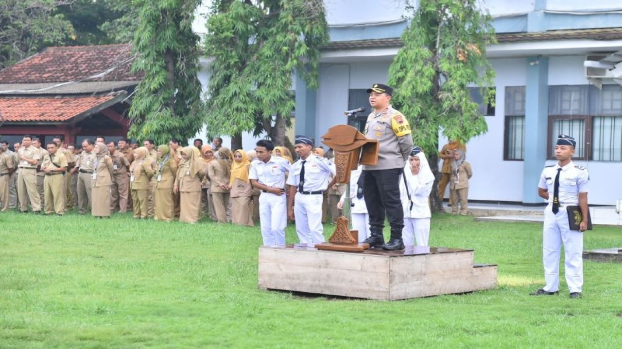 Kapolres Jepara AKBP Wahyu Nugroho Setyawan bersama jajarannya saat memberikan edukasi larangan penggunaan knalpot brong di SMK N 1 Jepara, Senin (8/1/2024). (ANTARA/HO-Polres Jepara.)