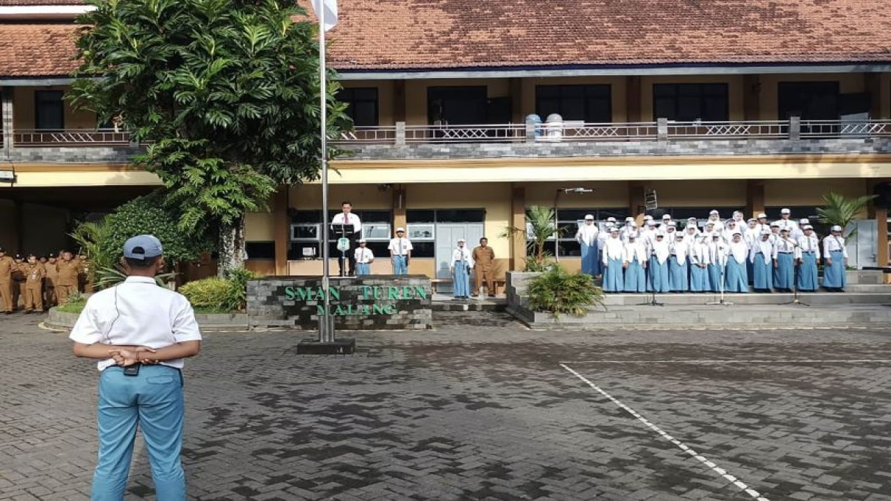 Kegiatan penyuluhan untuk mencegah kenakalan remaja dan perundungan dilaksanakan di Sekolah Menengah Atas Negeri (SMAN) 1 Turen, Kabupaten Malang, Provinsi Jawa Timur, Senin (29/1/2024). (ANTARA/HO-Humas Polres Malang)