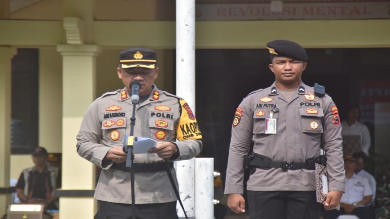 Kapolres Manggarai Barat AKBP Ari Satmoko memberikan arahan saat apel gelar pasukan dalam rangka siaga bencana di Labuan Bajo.  (ANTARA/HO-Humas Polres Manggarai Barat)