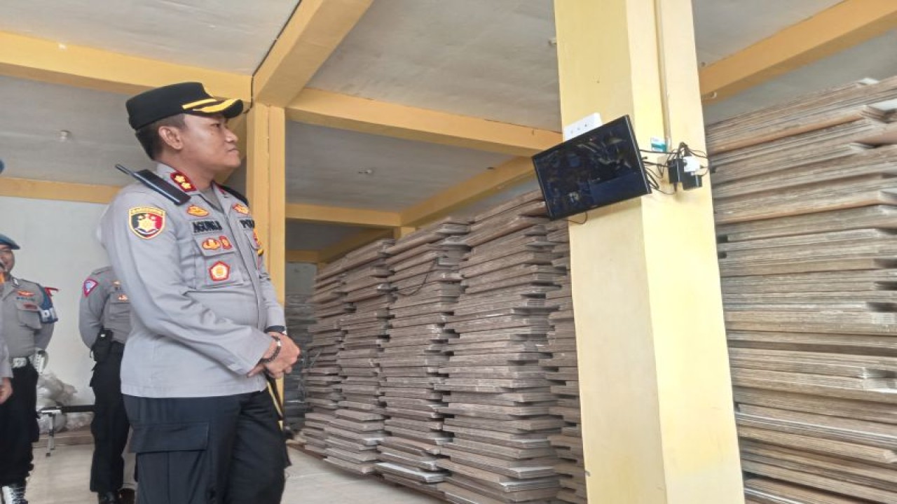 Kepala Polres Pasaman Barat AKBP Agung Basuki saat memantau CCTV untuk memastikan pengamanan logistik Pemilu 2024, di Simpang Empat, Sumbar, Kamis (4/1/2024). ANTARA/Altas Maulana.