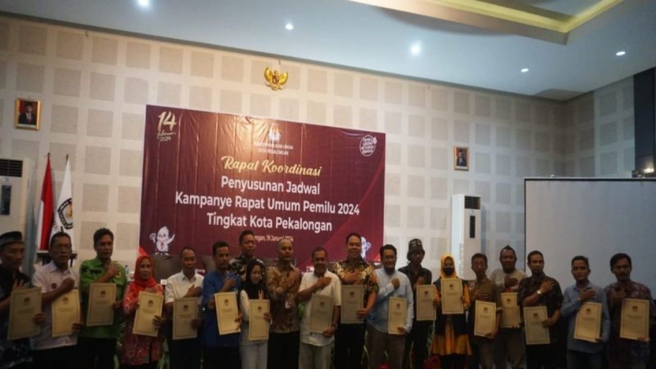 Polres Pekalongan Kota bersama partai politik dan tim kampanye capres-cawapres menyatakan ikrar bersama untuk mewujudkan nihil knalpot brong selama masa kampanye rapat umum Pemilu 2024. (ANTARA/Dokpri)