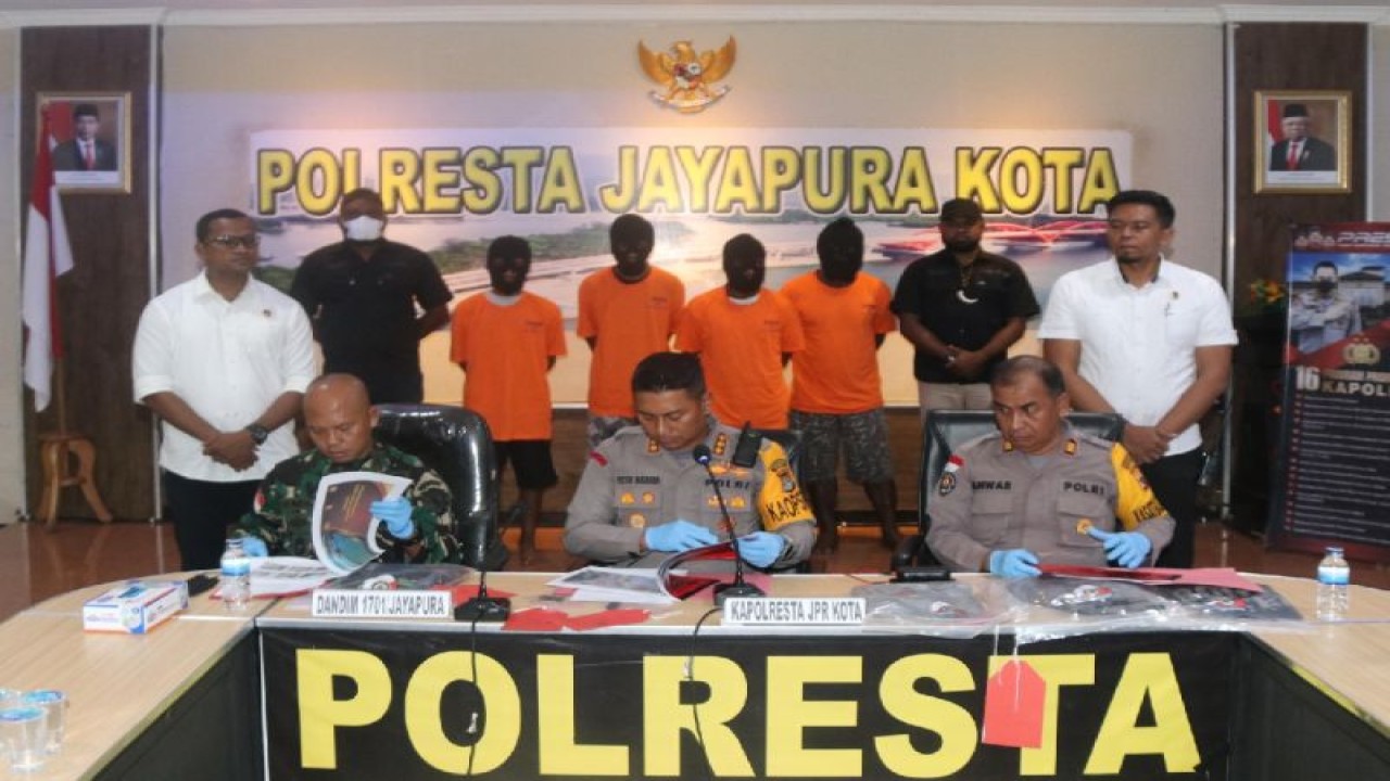 Kapolresta Jayapura Kota Kombes Victor D. Mackbon (tengah, depan) didampingi Dandim 1701 Jayapura Letkol Inf Hendry Widodo (dua kiri), dan Kasi Humas AKP Muh. Anwar saat beri keterangan pers terkait penangkapan pelaku pembakaran ruko dan fasilitas milik Korem 172/PWY di Jayapura, Senin (21/1/2024). (ANTARA/HO-Polresta Jayapura Kota)