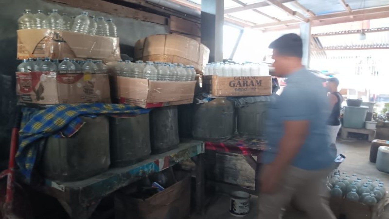 Polresta Padang menyita barang bukti minyak ketika pengungkapan kasus dugaan penyelewengan Bahan Bakar Minyak (BBM) bersubsidi di Padang pada Senin (22/1). ANTARA/HO-PolrestaPadang.