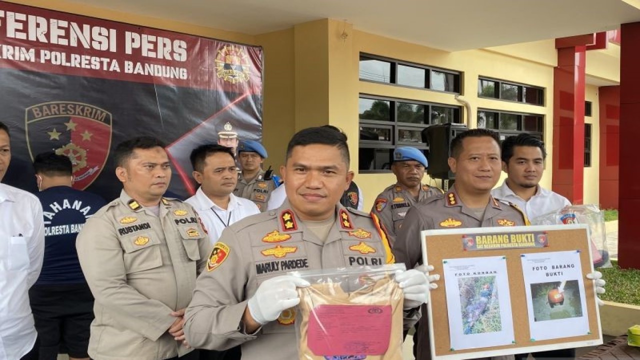 Kapolresta Bandung Kombes Pol. Kusworo Wibowo (tengah) saat rilis kasus pembunuhan terhadap seorang anak di bawah umur di Mapolresta Bandung, Kabupaten Bandung, Jawa Barat, Senin (22/1/2024). ANTARA/Rubby Jovan.