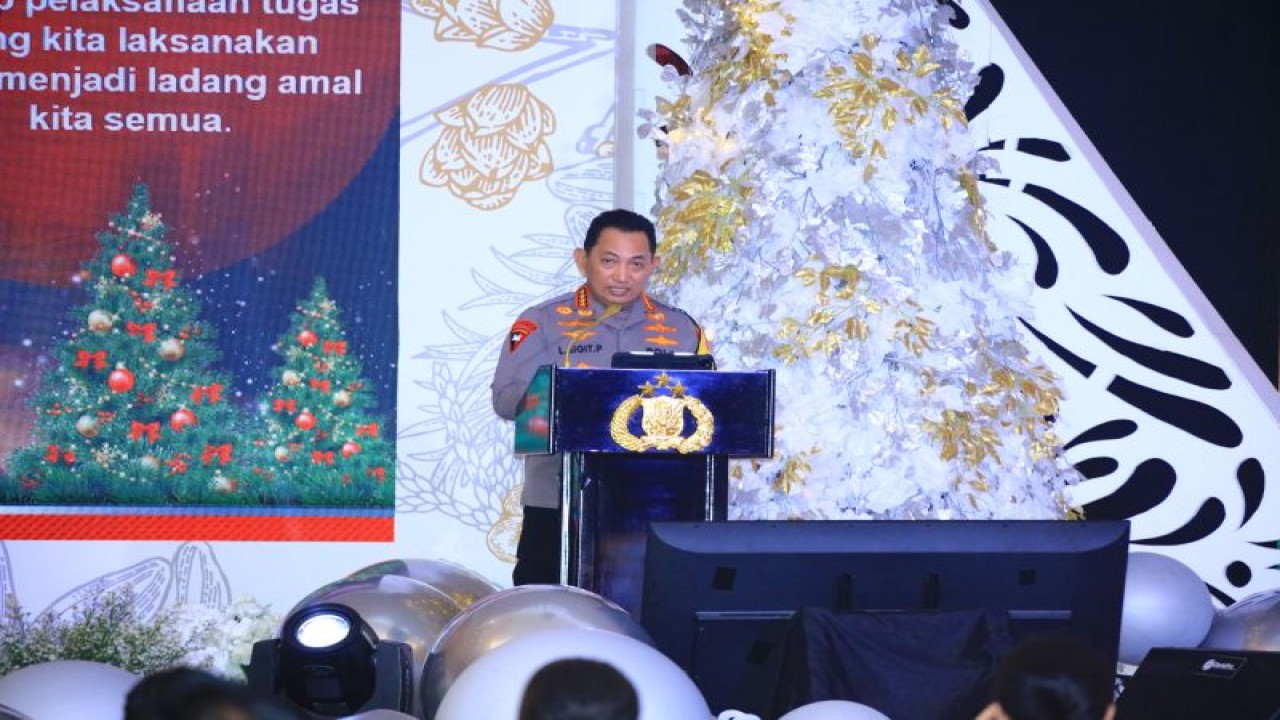 Kapolri Jenderal Pol. Listyo Sigit Prabowo memberikan sambutan dalam acara perayaan Natal 2023 tingkat Mabes Polri, di Auditorium PTIK, Jakarta, Kamis (11/1/2024). (ANTARA/HO-Divisi Humas Polri)