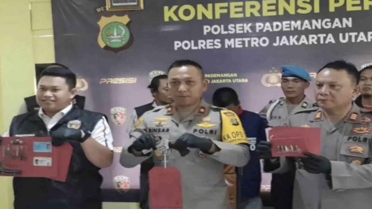 Kepolisian Sektor Pademangan, Kepolisian Resor Metro Jakarta Utara telah meringkus satu orang tersangka pencuri sepeda motor di kawasan tersebut karena kepemilikan senjata api jenis pistol, berinisial HS (22), Senin (15/1/2024). ANTARA/HO-Polres Metro Jakarta Utara