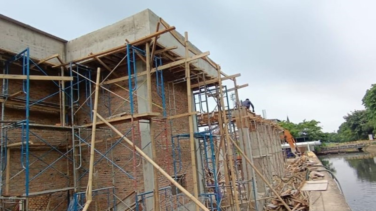 Pompa Patra, Duri Kepa, Kebon Jeruk, Jakarta Barat sedang dalam progres pembangunan, Rabu (3/1/2024). ANTARA/Risky Syukur)l