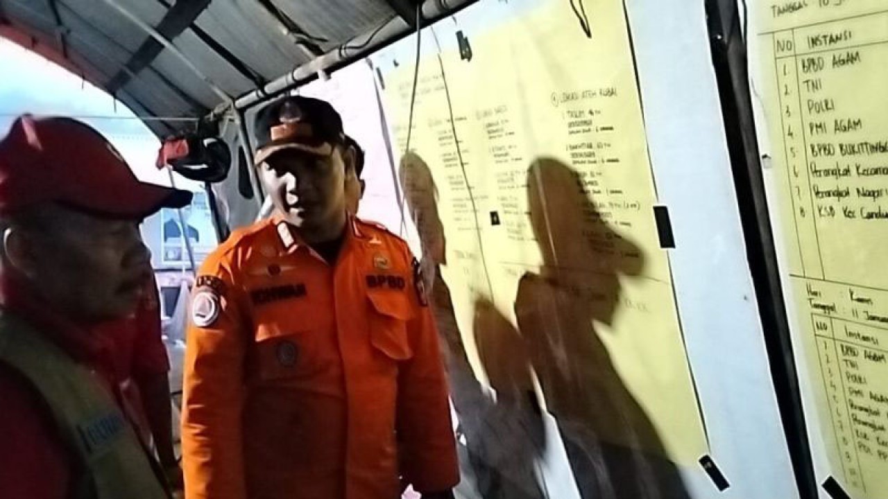 Bupati Agam Andri Warman (kiri) meninjau posko erupsi Gunung Marapi di Nagari Bukik Batabuah, Kabupaten Agam, Sabtu (13/1/2024). ANTARA/Muhammad Zulfikar.