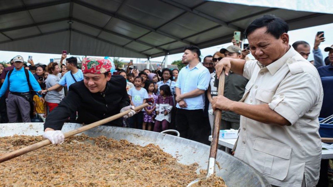Calon Presiden nomor urut 2 Prabowo Subianto (kanan) bersama YouTuber Bobon Santoso (kiri) saat memasak makanan di Cilincing, Jakarta, Sabtu (30/12/2023). (ANTARA FOTO/Asprilla Dwi Adha/Spt)
