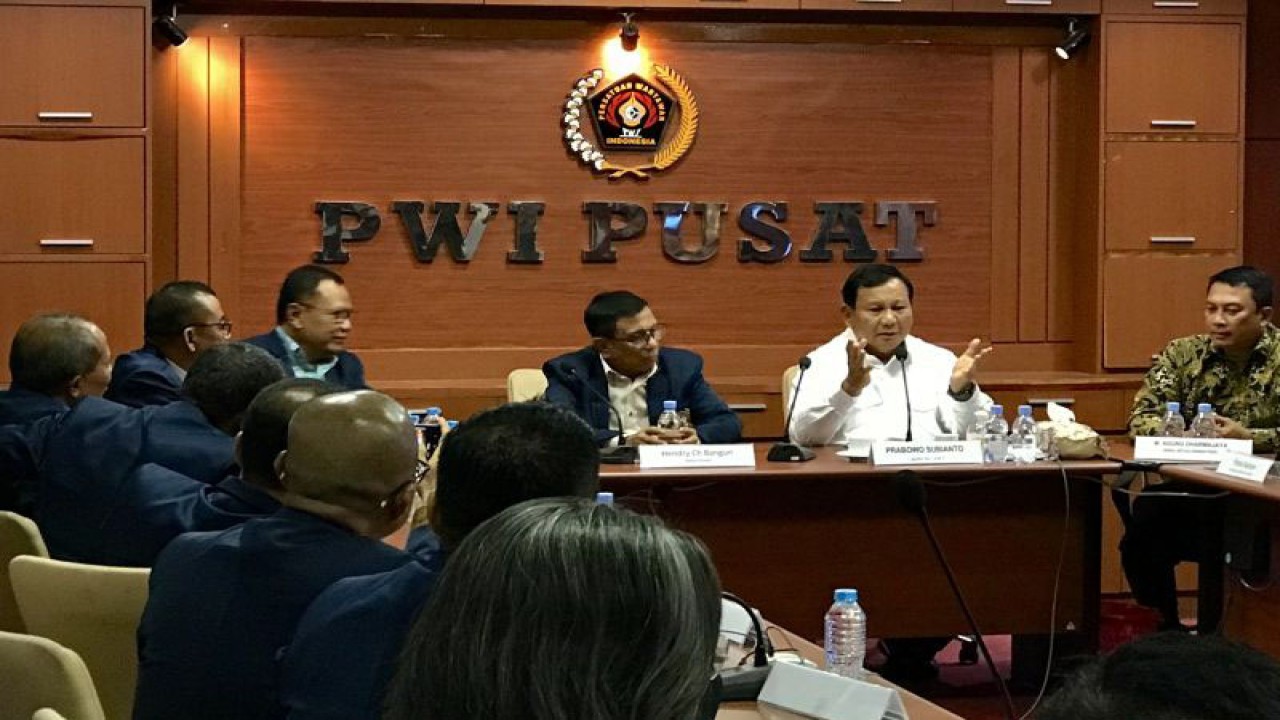 Calon presiden nomor urut 2 Prabowo Subianto (dua kanan) berdialog dengan pengurus PWI Pusat di Kantor Dewan Pers, Jakarta, Kamis (4/1/2024). ANTARA/Genta Tenri Mawangi.